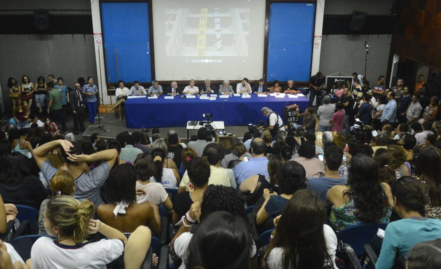  Professores durante assembleia no Rio, em 2017.