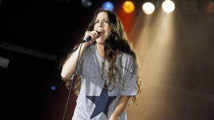 Alanis durante apresentação no final dos anos 1990.