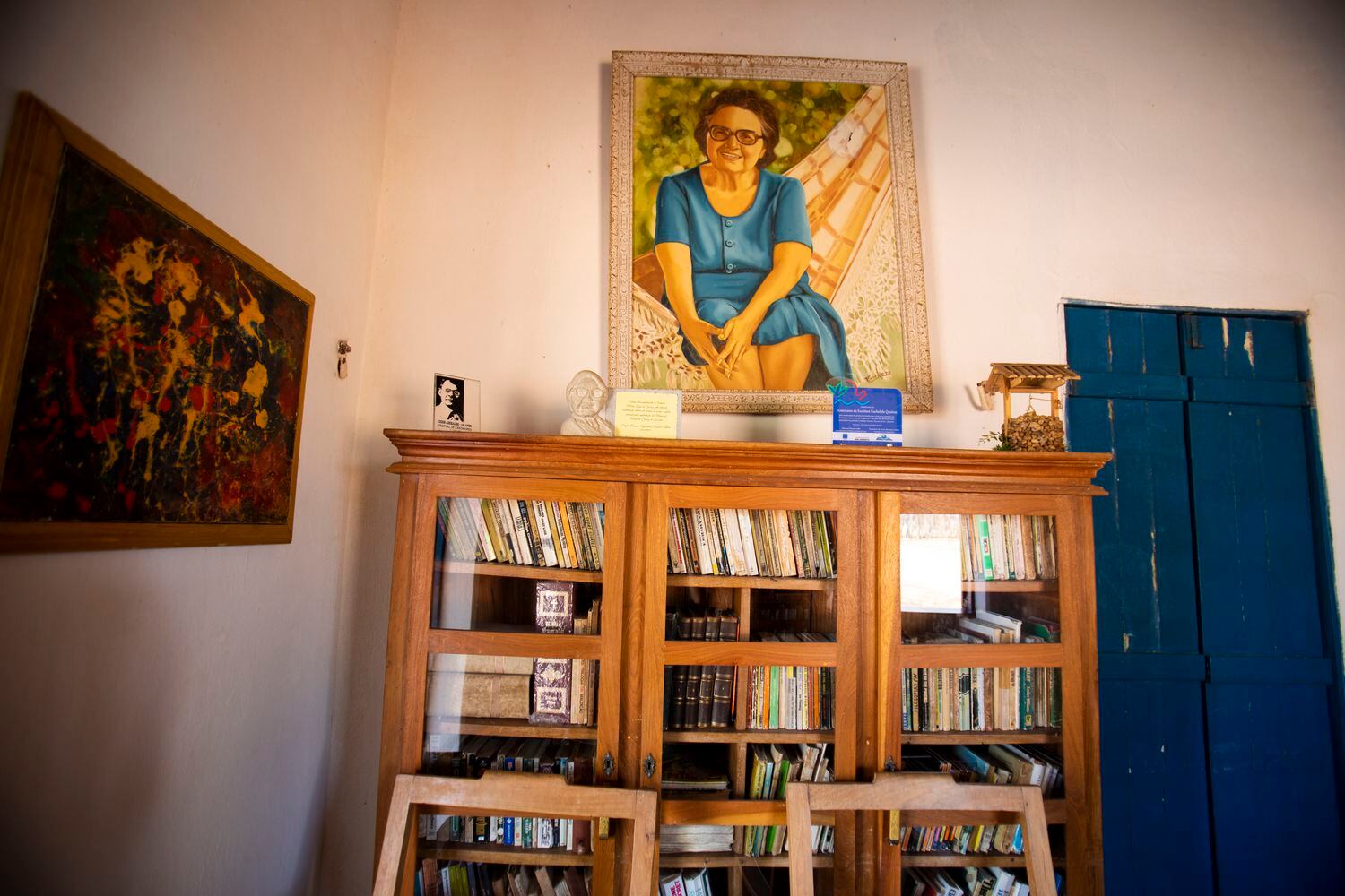 Estante com livros de Rachel de Queiroz, na fazenda Não me Deixes.