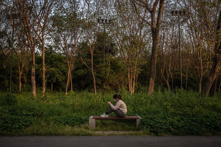 Mulher em um parque de Wuhan.