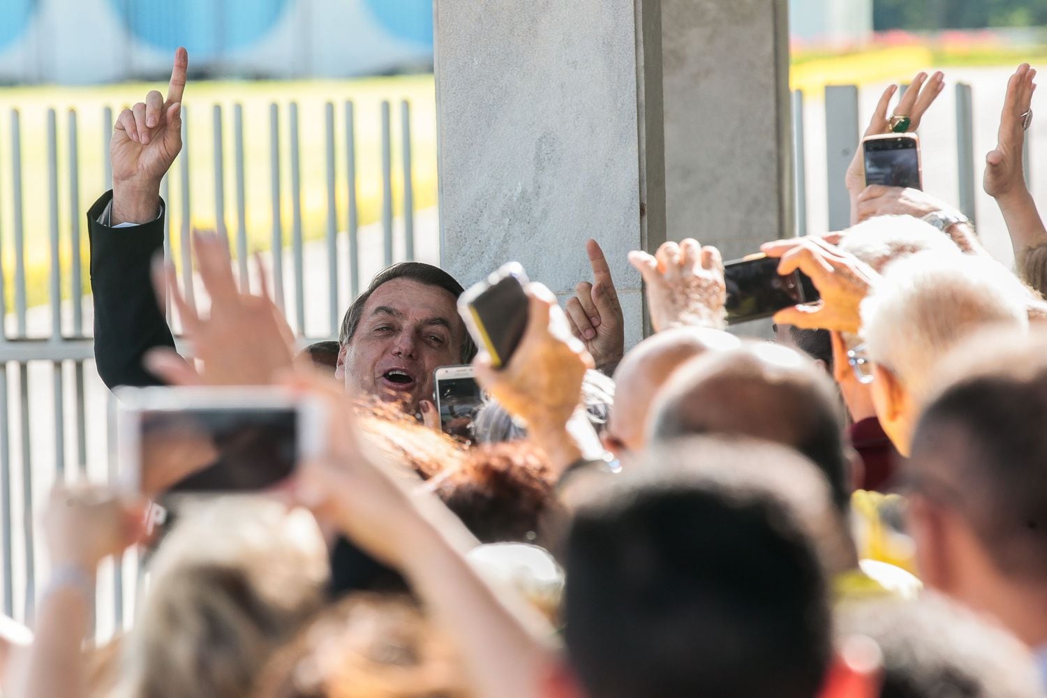 O Presidente Jair Bolsonaro fala  à Imprensa e  populares na saida do Palácio da Alvorada