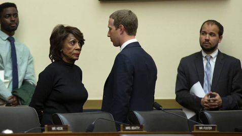 A deputada democrata Maxine Waters fala com Mark Zuckerberg após o depoimento dele em 23 de outubro.