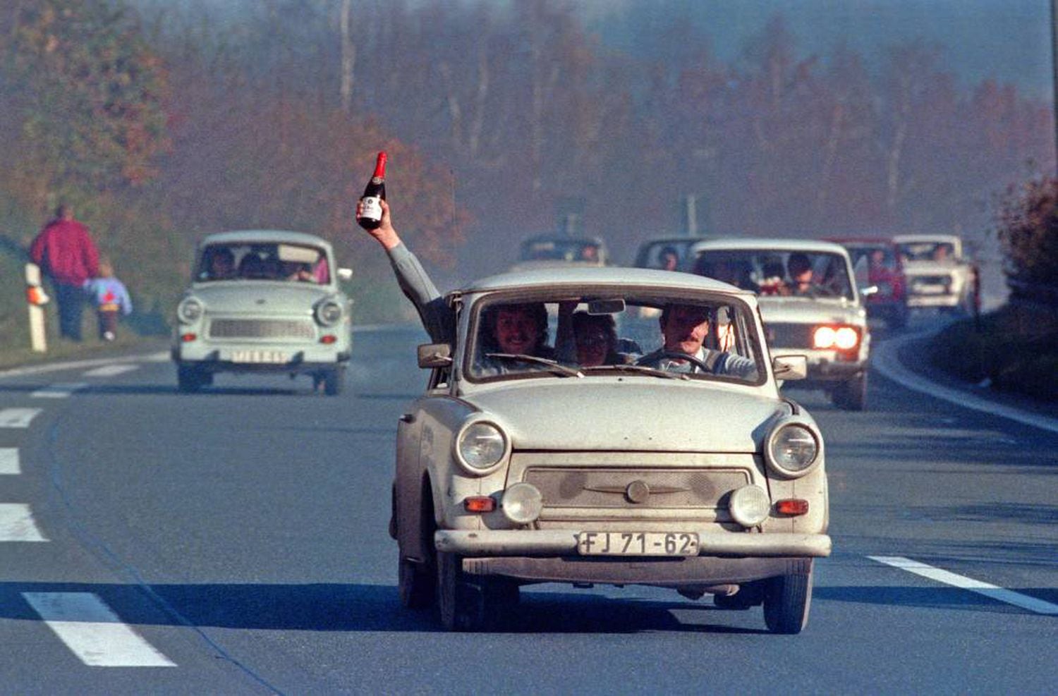 ComemoraÃ§Ã£o da queda do Muro de Berlim em uma estrada da Baviera (Alemanha Ocidental), em 1989.