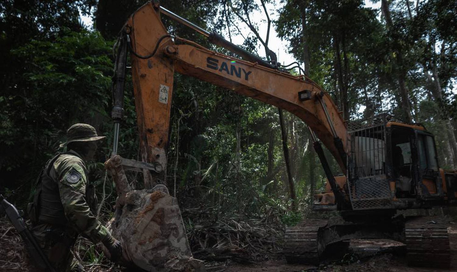 Grupo Especializado de Fiscalização do IBAMA desativa garimpos ilegais nos parques nacionais do Jamanxim e do Rio Novo, no Pará.