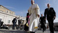 O Papa acompanhado por Domenico Giani, então chefe de segurança do Vaticano, em 2015.