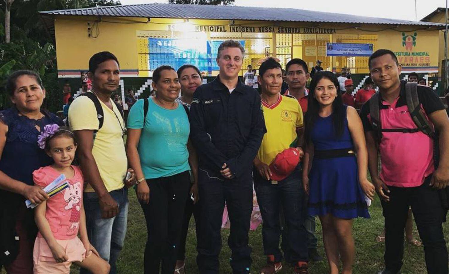 Huck e professores de uma escola no Amazonas.